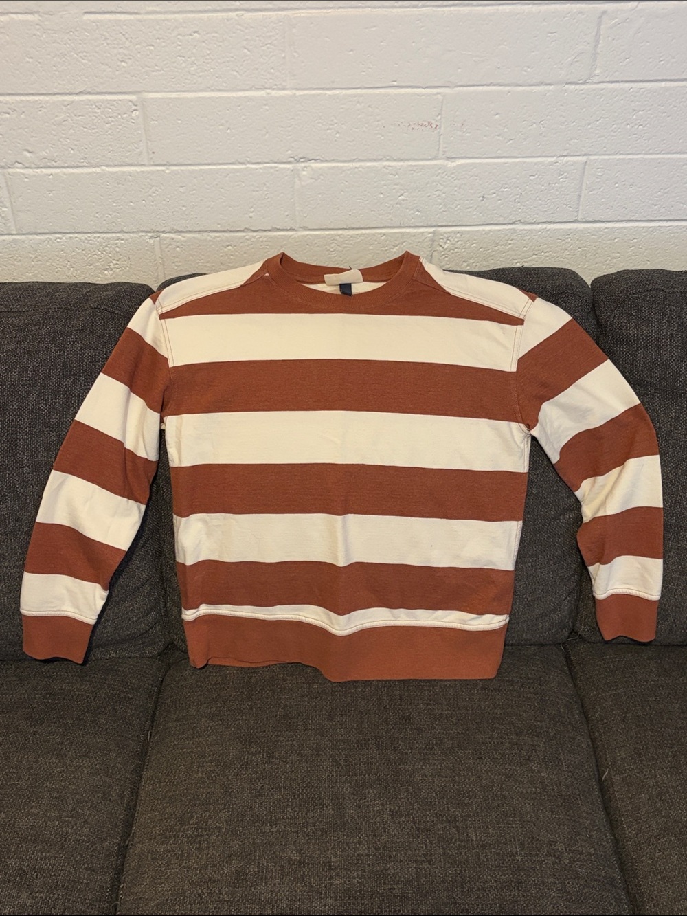 🤎 Ladies Rust and Cream Striped Crewneck Sweater - Small